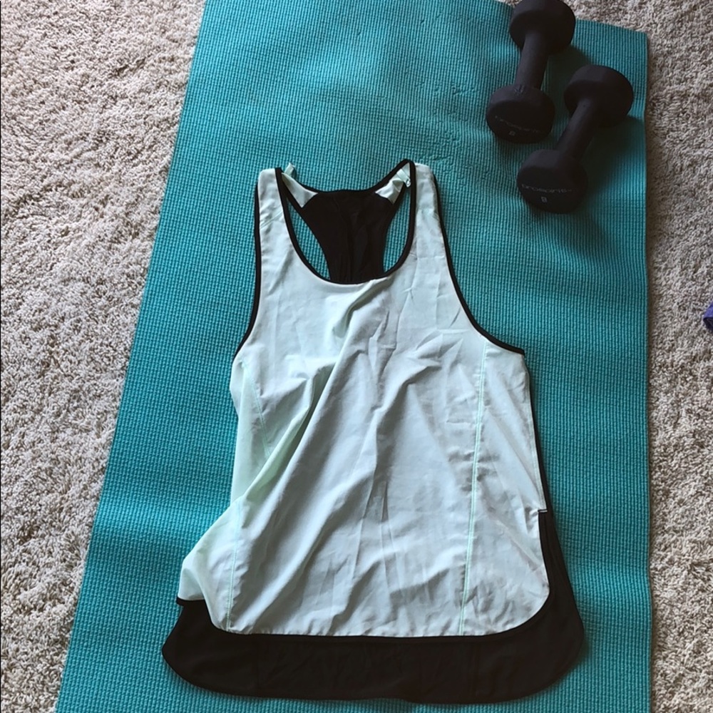 Two-toned Lululemon essential tank- Size 4 - Picture 4 of 4